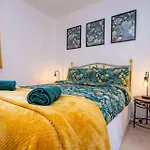 Casa de Férias Splendid House Great Location To Wave Surf & South West Water Park - Super Garden By Stae-homes