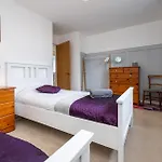 Casa de Férias Splendid House Great Location To Wave Surf & South West Water Park - Super Garden By Stae-homes *