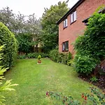 Casa de Férias Splendid House Great Location To Wave Surf & South West Water Park - Super Garden By Stae-homes *