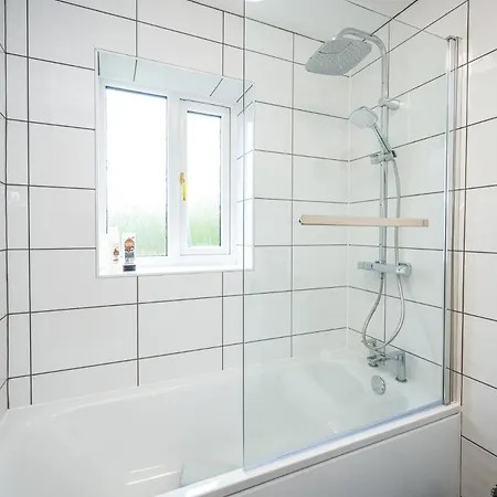 Splendid House Great Location To Wave Surf & South West Water Park - Super Garden By Stae-homes Tatil Evi